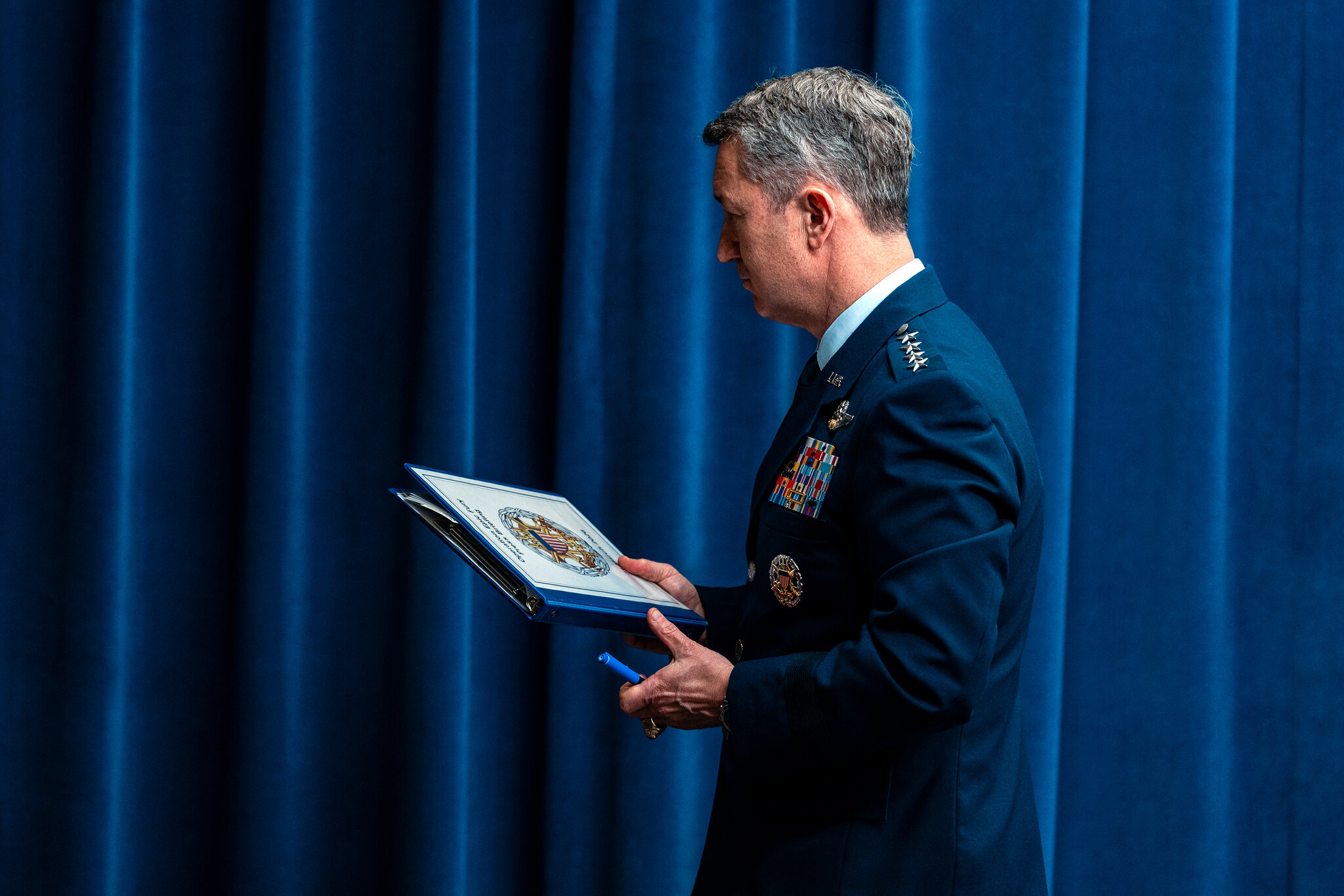 参谋长联席会议主席丹·凯恩将军，上周离开五角大楼新闻发布会现场。