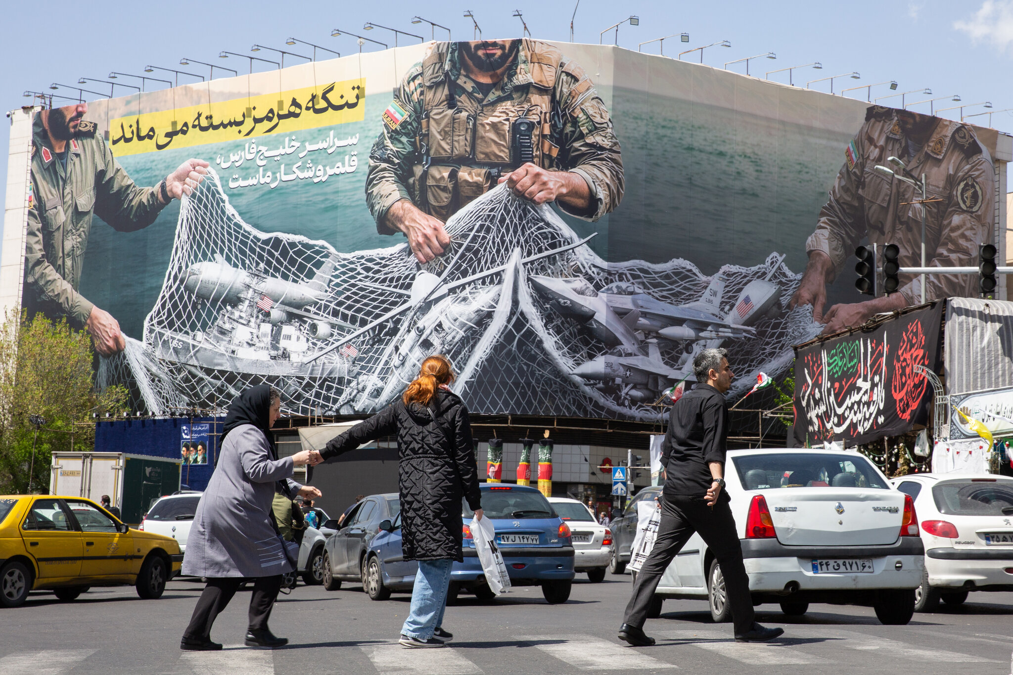 德黑兰街头的一块广告牌，上面展示着伊朗军人、被俘的美国飞机，以及有关霍尔木兹海峡的信息。